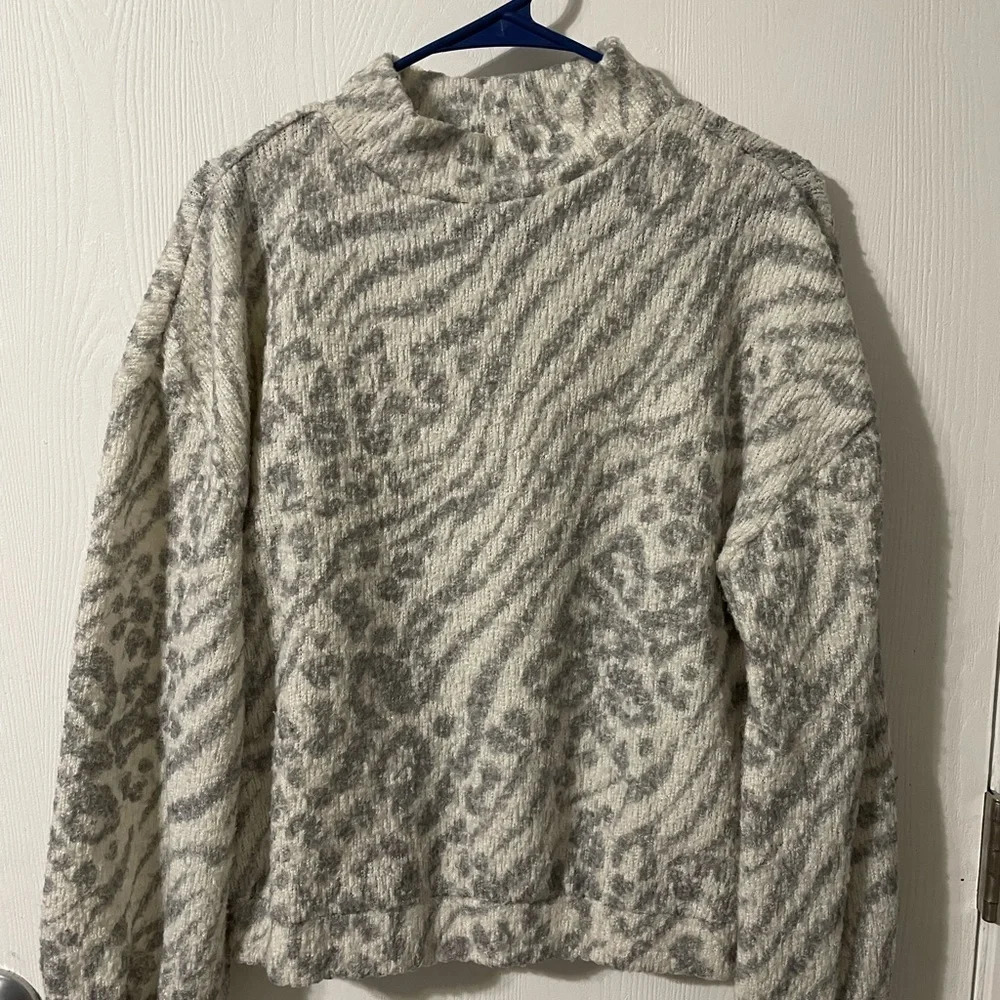 💰willow-root animal print sweater size large